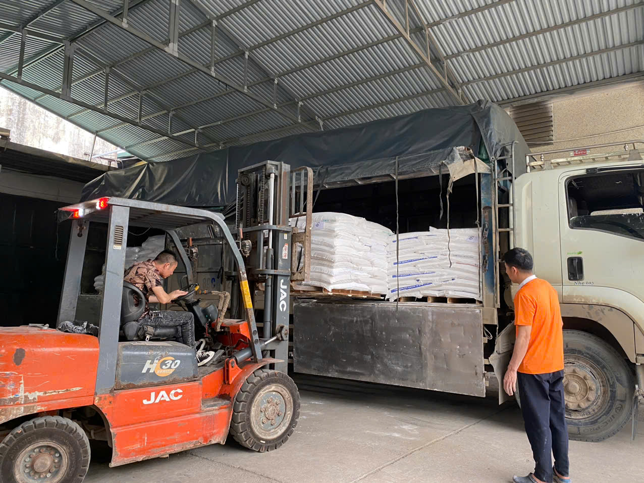 Chúng tôi liên tục nhập hàng để đảm bảo nguồn nguyên liệu ổn định, phục vụ sản xuất bột bả chất lượng cao.